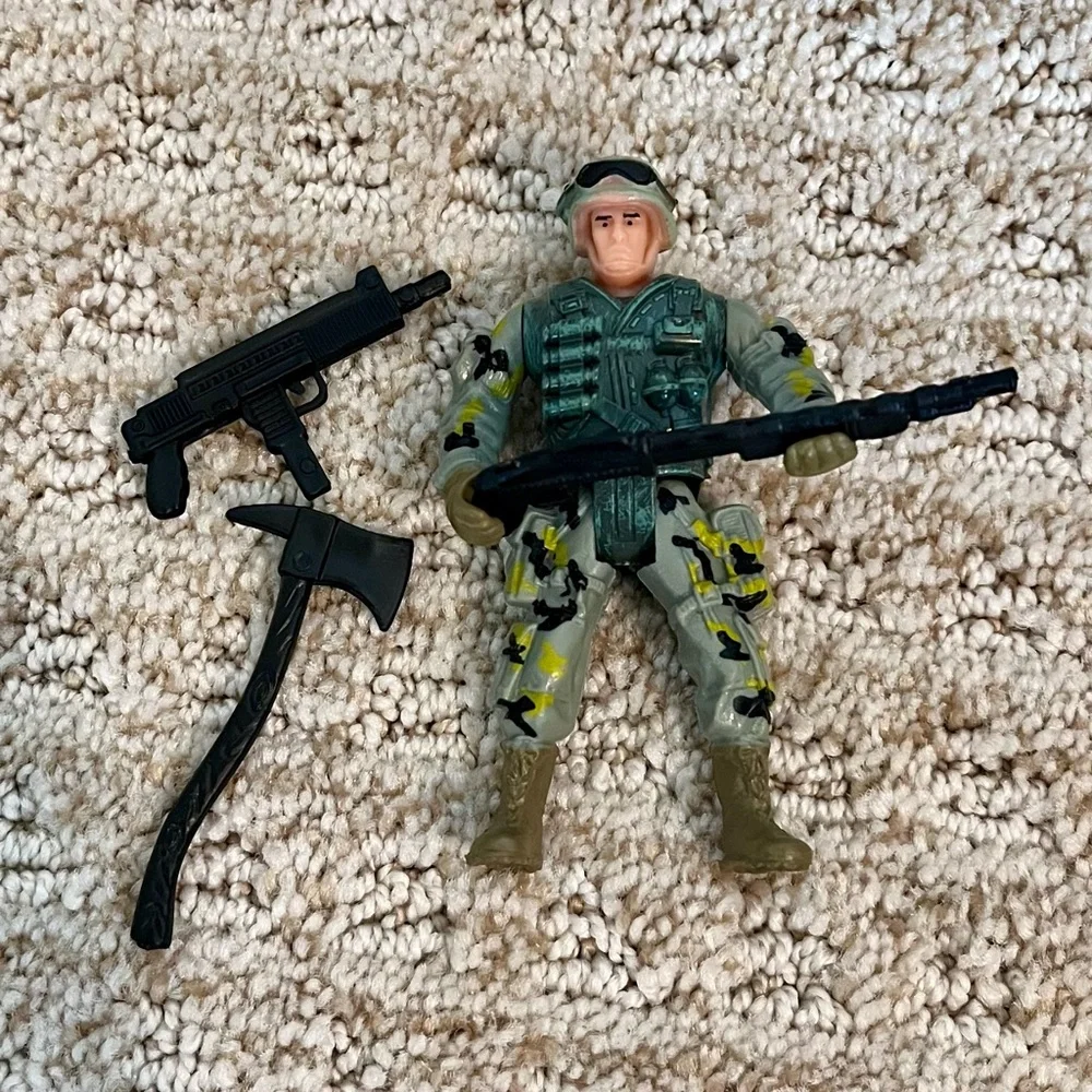 2 plastic toy Army vehicles Tan Jeep & Black Nightstalker Helicopter w/ soldier - Picture 8 of 10